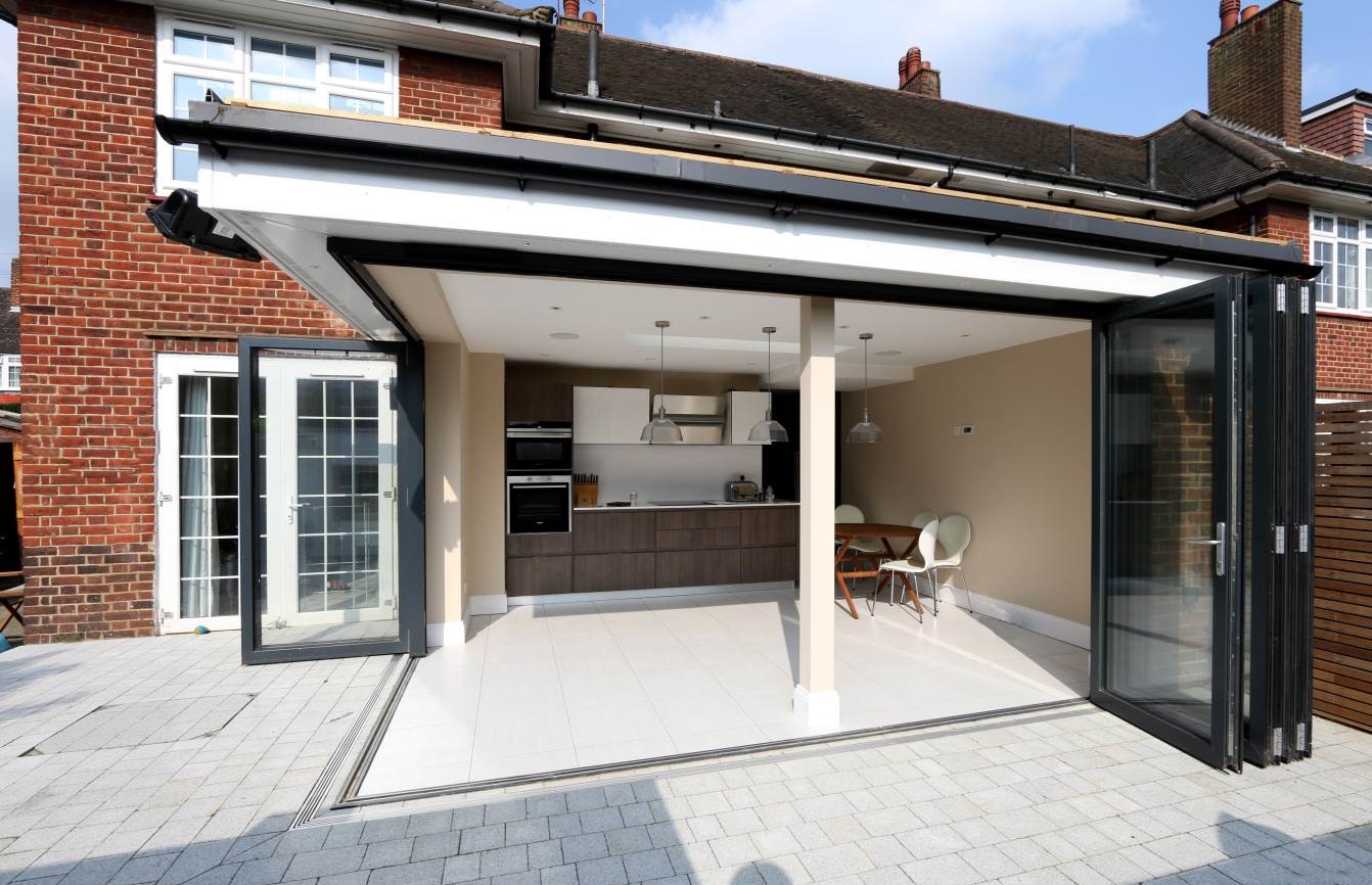 Corner opening bifold doors