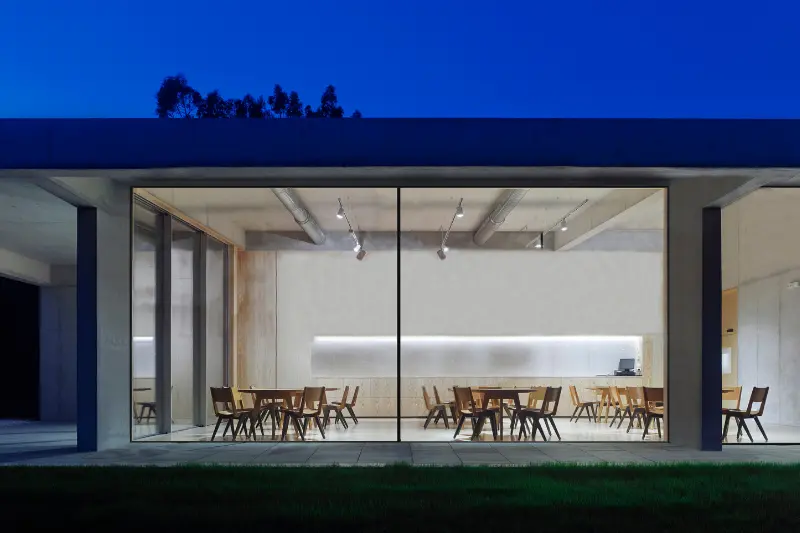 oversized slim sliding door from Sieger with minimal aluminium framing